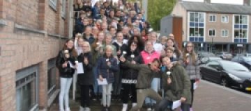 Leerlingen van OBS Samen Een en PCBS De Brug herdenken de Tweede Wereldoorlog