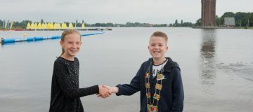 Kinderburgemeester Derek Buikema bij “Bouw een Bootje” geïnstalleerd