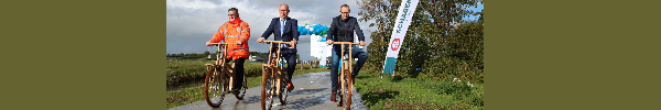 Opening snelfietsroute door vlnr directeur Brunink_gedeputeerde Boerman_wethouder Krale