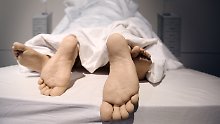 46-Jhrige seit Vorfall gelhmt: Mutter verklagt Betten-Firma nach Sex-Unfall