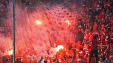 Wer kein Ticket bekommt, muss sein Feuerwerk im Wohnzimmer abbrennen. Da ist das wenigstens nicht verboten, oder? Fans des 1. FC Union Berlin am letzten Spieltag in Bochum.