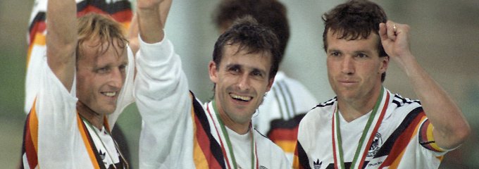 Zur Geschichte der drei gehört aber auch: Zählt man die WM-Turniere 1982, 1986 und 1990 zusammen, kam Littbarski sogar auf mehr Einsätze (18) als Rekordnationalspieler Matthäus (16). 