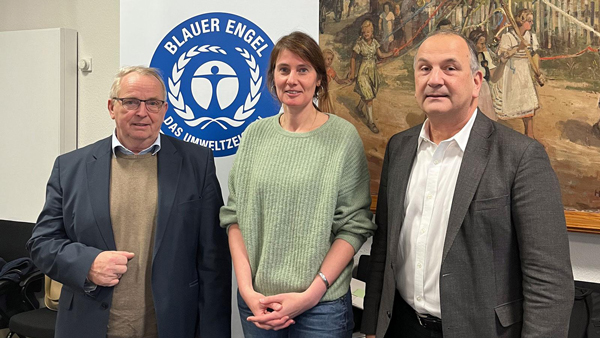 v.l.n.r.: Dr. Till Backhaus (Umweltminister Mecklenburg Vorpommern) mit dem Vorsitz der Jury Umweltzeichen Katharina Istel (NABU) und Prof. Dr. Mario Schmidt (Hochschule Pforzheim, Institut für Industrial Ecology (INEC)