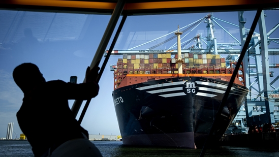 Containerschip in de haven van Rotterdam