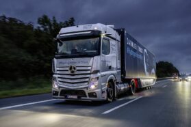 Daimler Truck #HydrogenRecordRun: Mercedes-Benz GenH2 Truck knackt 1.000-Kilometer-Marke mit einer Tankfüllung flüssigem WasserstoffDaimler Truck #HydrogenRecordRun: Mercedes-Benz GenH2 Truck cracks 1,000 kilometer mark with one fill of liquid hydrogen