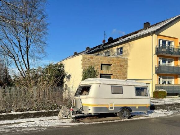 Wohnmobil oder Wohnwagen im öffentlichen Straßenraum parken: Was ist erlaubt? (© Viktor - stock.adobe.com)