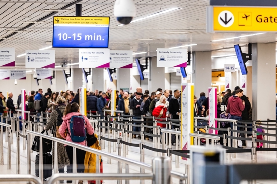 Passagiers in de rij bij Schiphol