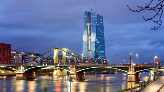 Skyline met het ECB gebouw in Frankfurt